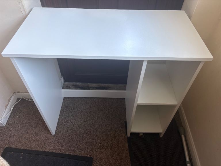 Costway White Compact Desk – Excellent Condition (As New!)