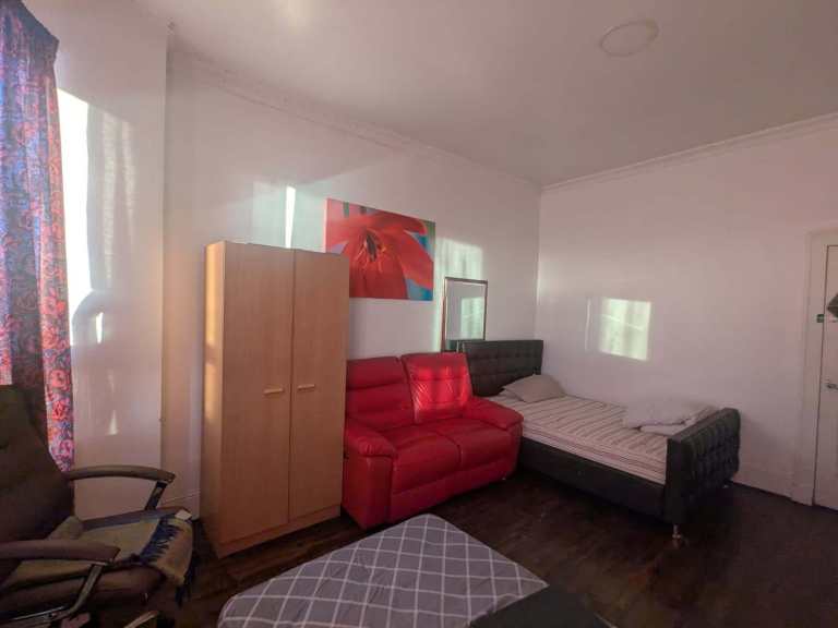 Top floor sharing room - Bills Inc 