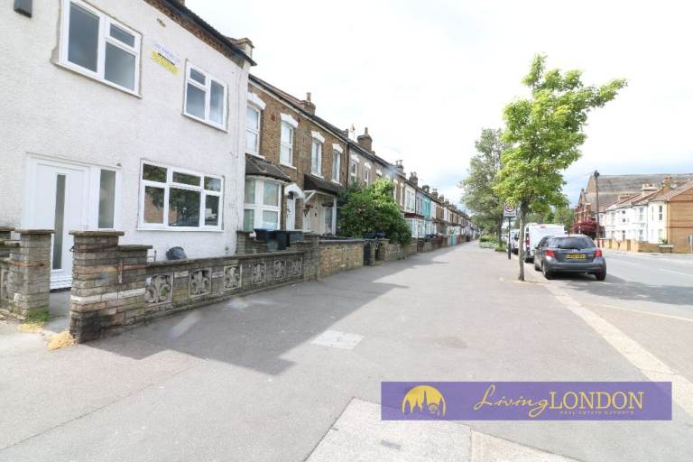 Four Bed House to Rent in Bounces Road N9