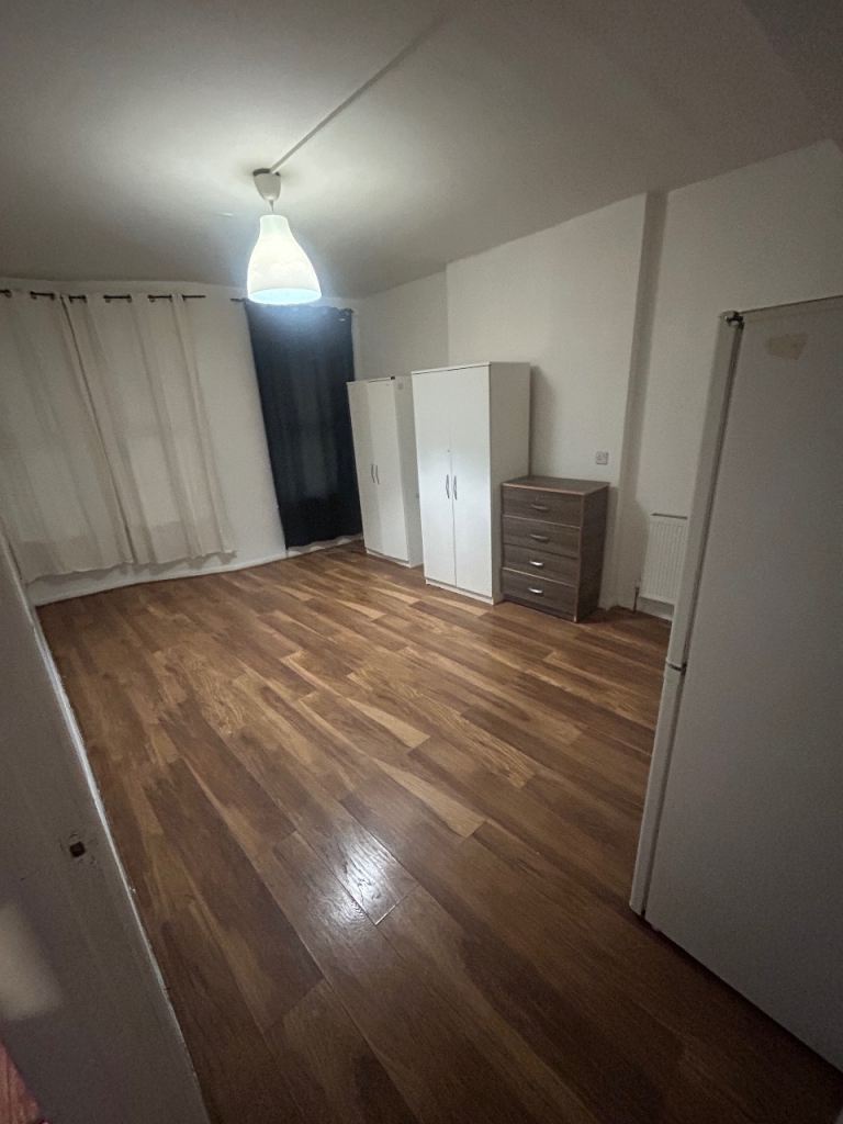 2 Bedroom Flat Gants Hill