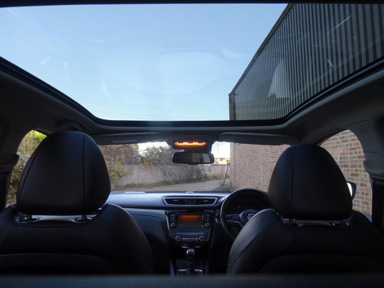 2019 Nissan Qashqai 1.3 DiG-T Tekna 5dr **LOW MILEAGE*ONLY 37000 MILES FROM NEW** HATCHBACK Petro...