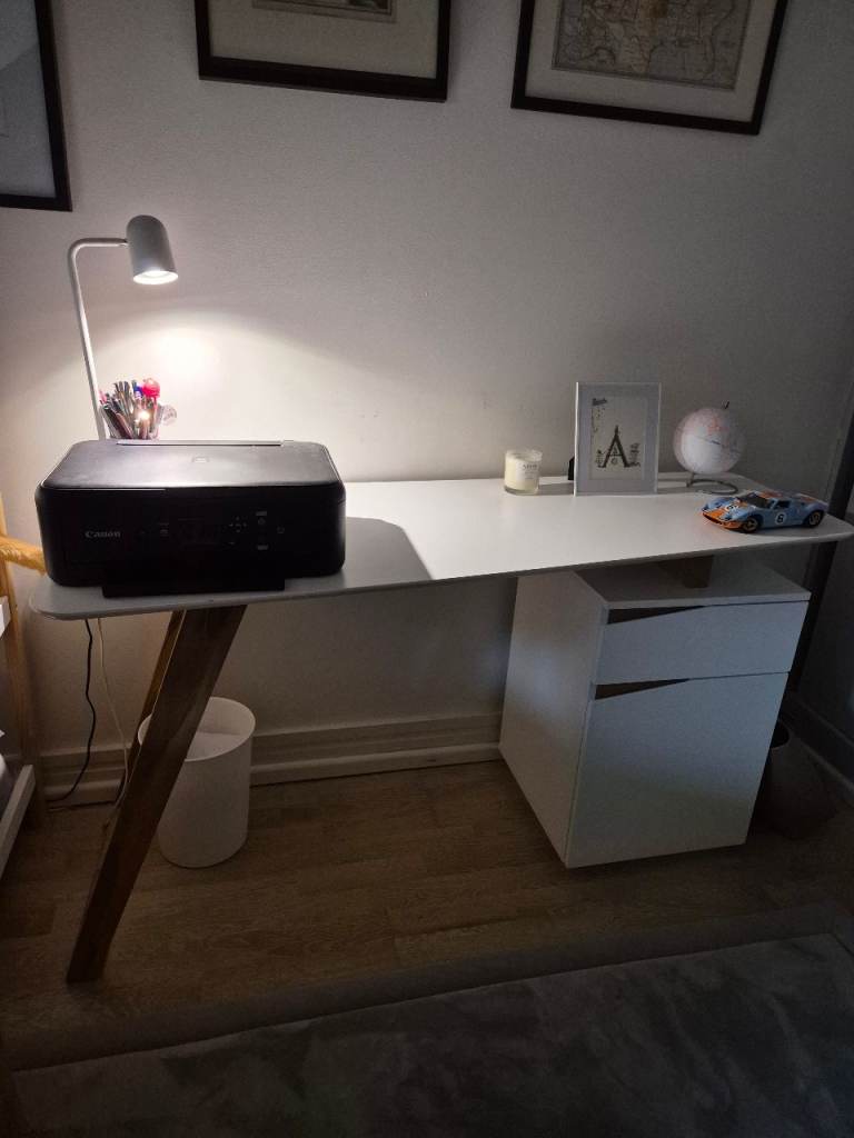 Modern Computer Desk / Home Office Desk – White & Solid Wood