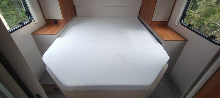 Motorhome Mattress Topper Kingsize. As New. 3" thick. 