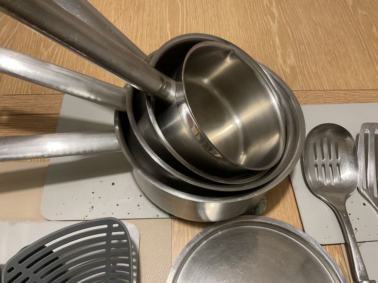 Saucepans and lids plus utensils