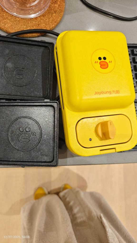 Sandwich / Waffle maker (needs plug adapter to work)