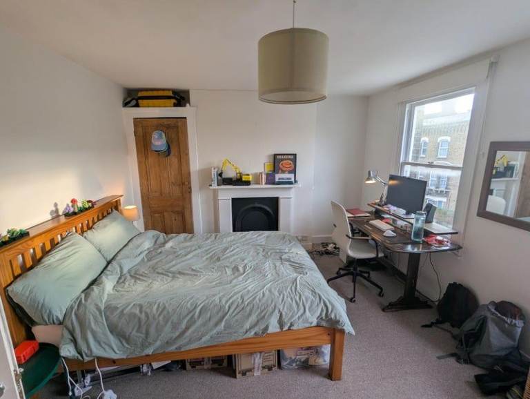 Sunny top floor bedroom in 4 bed house in Brixton/Clapham ☀️