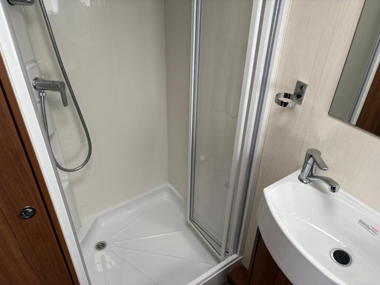 ELDDIS AFFINITY 530 - 3 BERTH CARAVAN + AIR CONDITIONING + MOTORMOVER