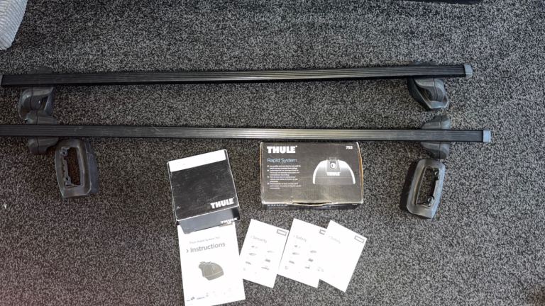 Thule Rapid System Foot Pack 753 and the Thule Fitting Kit 3065 with Thule bars and 2 keys. 