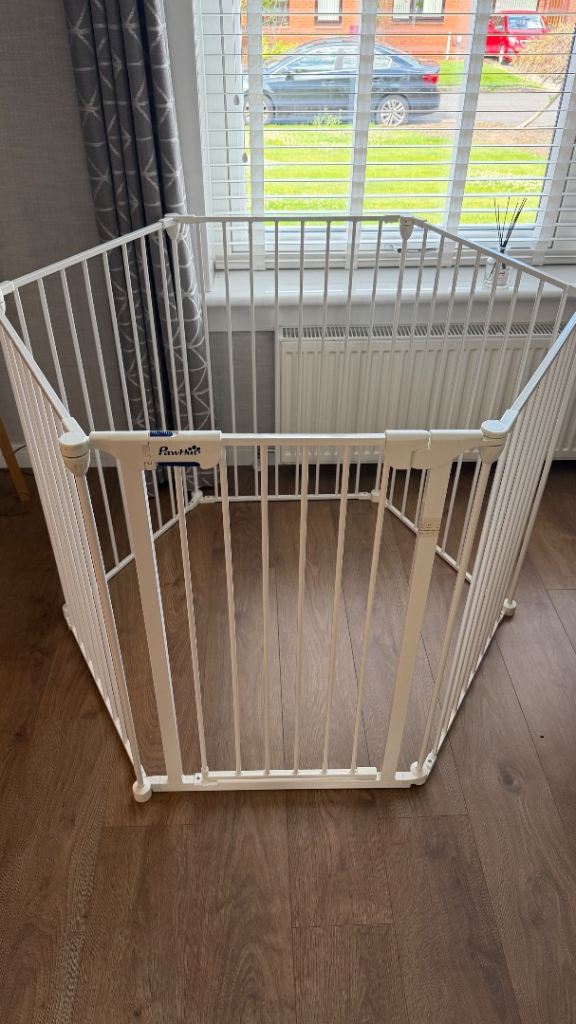 PawHut 2-in-1 pet safety gate and playpen