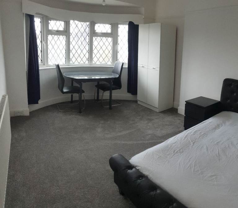 Bright spacious double room all bills included