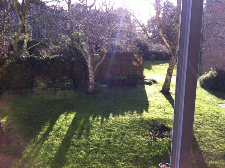 2 bed flat near Cowley Centre 