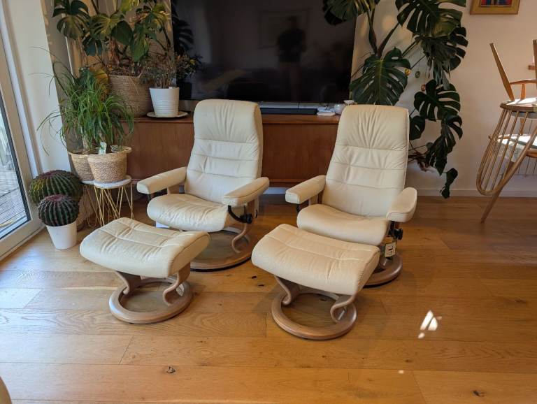 Ekornes stressles Pair of Cream Leather Recliner Chairs with Footstools – Good Condition