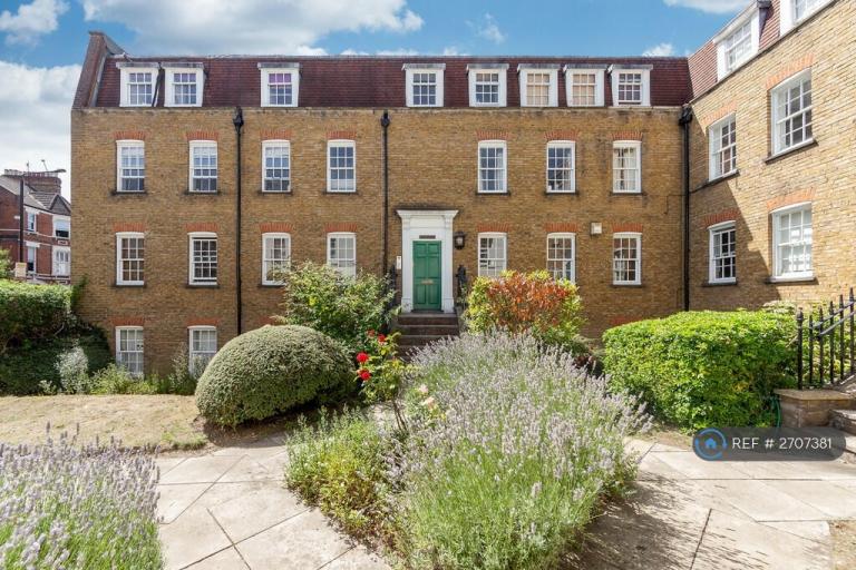 2 bedroom flat in Stapleton Hall Road, London, N4 (2 bed) (#2707381)