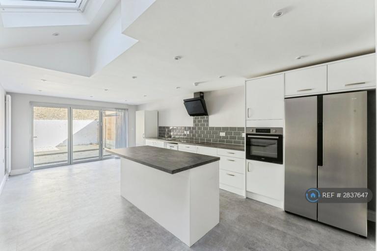 4 bedroom house in Selby Road, London, E11 (4 bed) (#2837647)