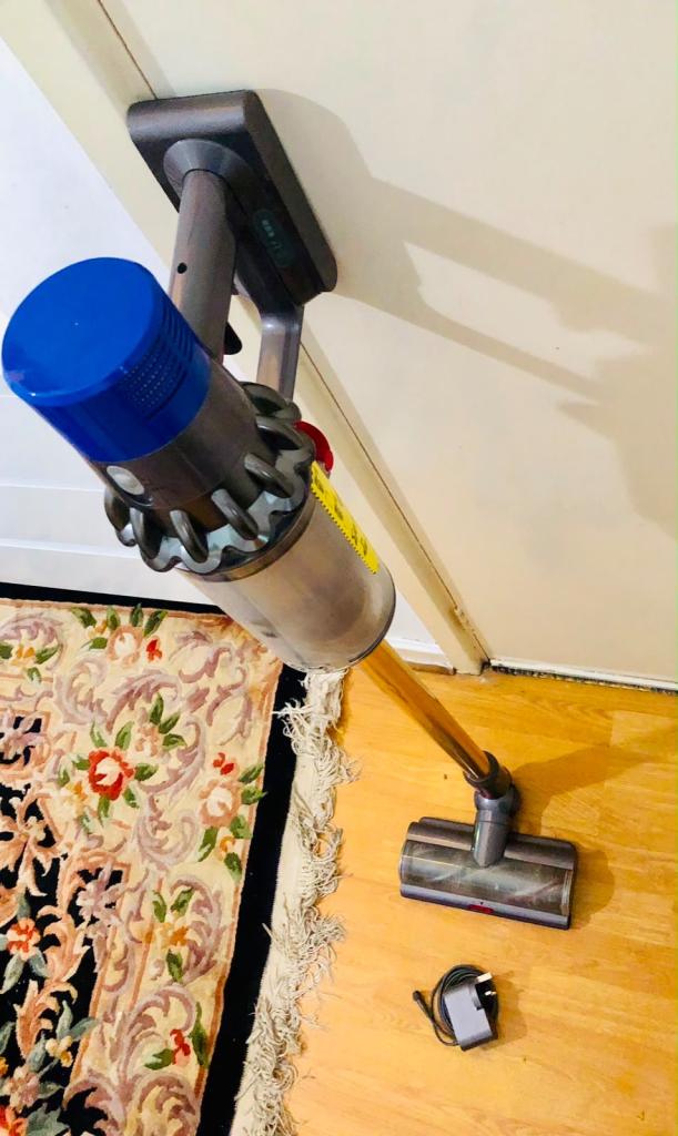 Dyson v10 Dyson vaccum cleaner 