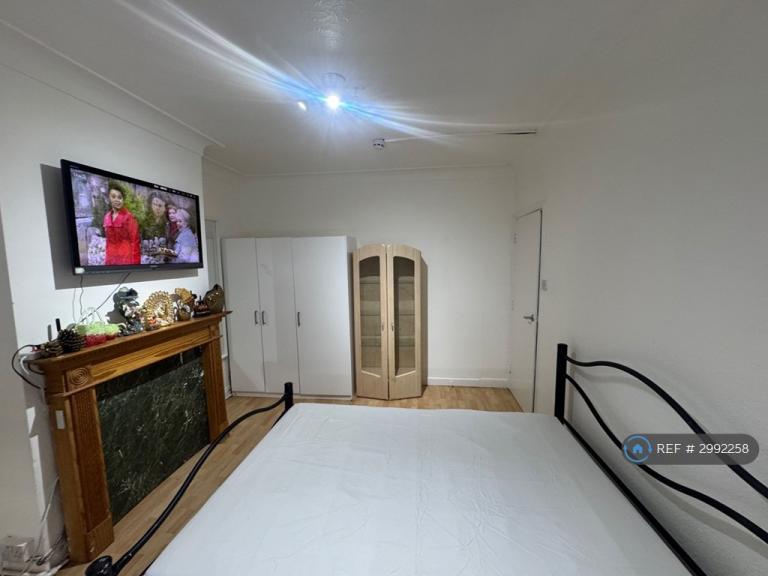 1 bedroom in Morden Road, Mitcham, CR4 (#2992258)
