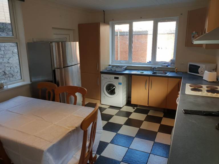 Double Room to rent in House in L7. Liverpool. £220pcm. Suit Indian or similar. 