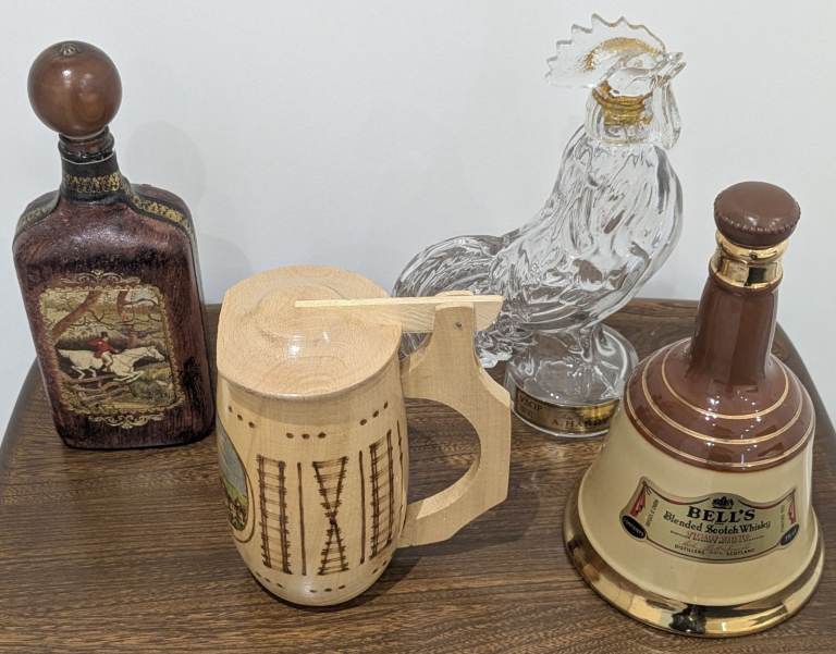 3 DECANTERS BELL'S WHISKY A. HARDY COGNAC GLASS COCKEREL LEATHER BOUND & TANKARD