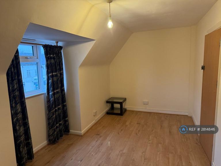 1 bedroom in Tattenham Crescent, Epsom, KT18 (#2814846)
