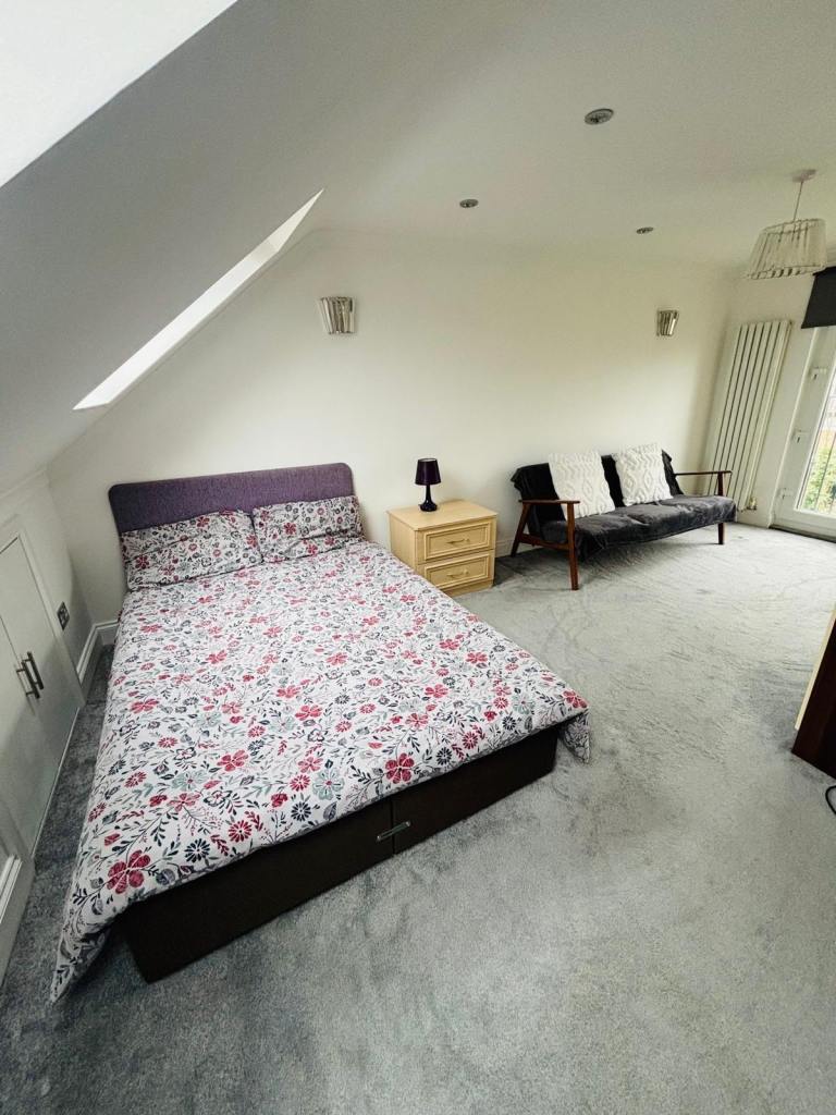 Spacious Loft Room with Ensuite – All Bills Included – £950 PCM – Available  5th September 