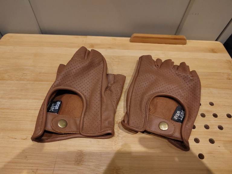 LEATHER GLOVES 