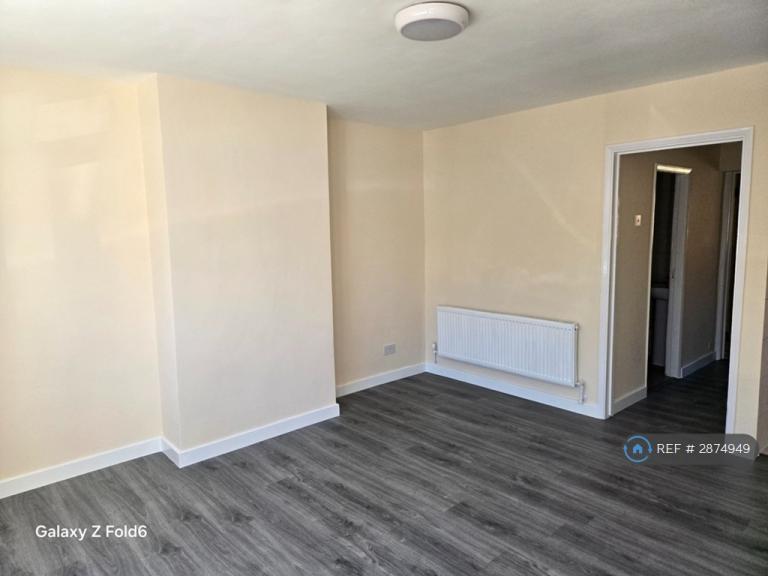 1 bedroom flat in Surrey Ave, Slough, SL2 (1 bed) (#2874949)