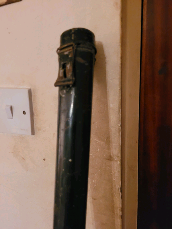Retro black cage snooker cue holder and cue with latch