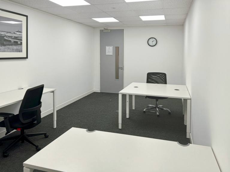 Havant - PO9 1HS \ Serviced Office for Rent with 5-Desk Capacity