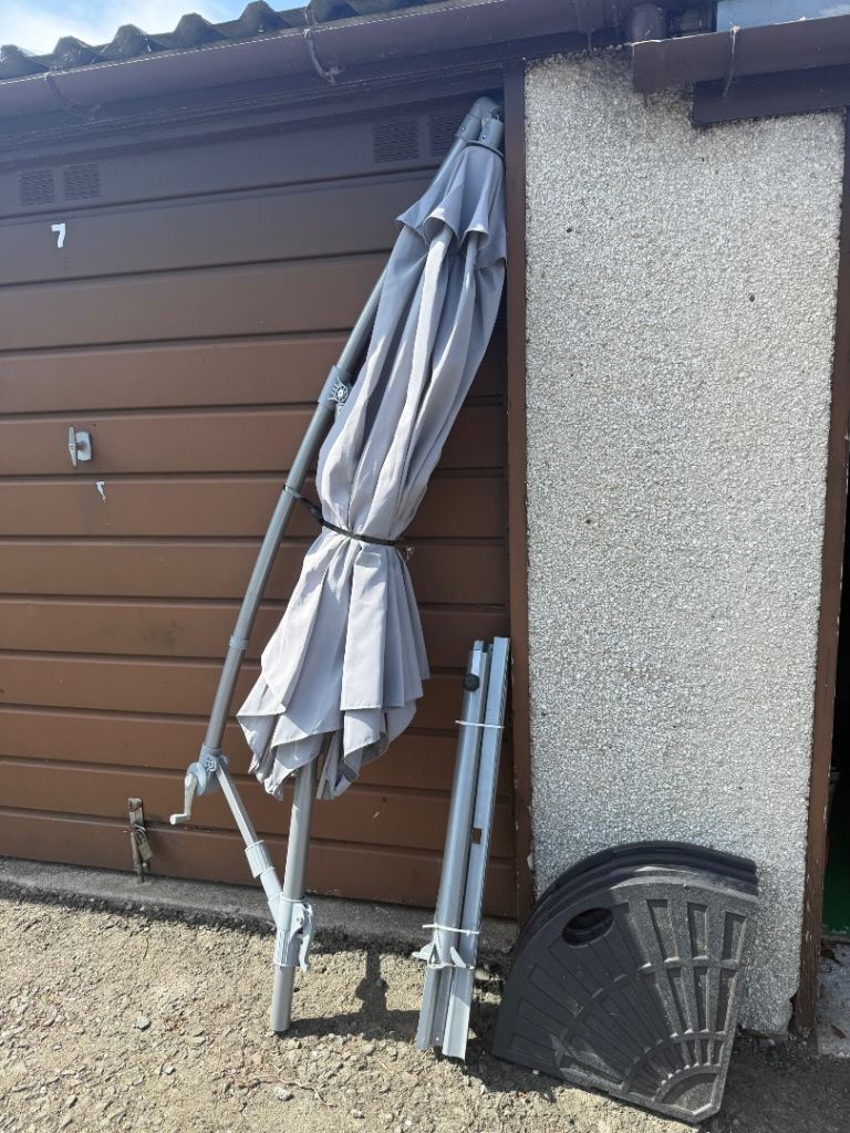 Patio parasol and x4 weights 