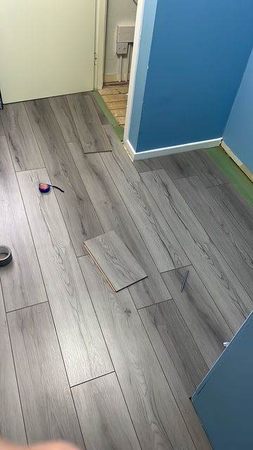 Handy man / Lay laminate flooring 