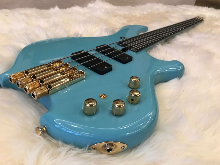 Maruszczyk Frog 4a Headless 4 string bass guitar - Baby Blue, 2023, as good as new