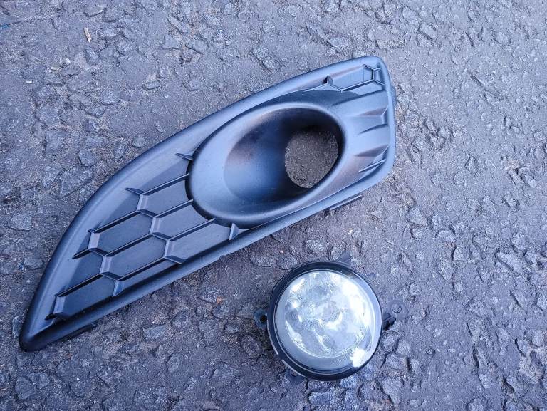 Ford Fiesta Mk7.5 Fog Light + Fog Light Cover 
