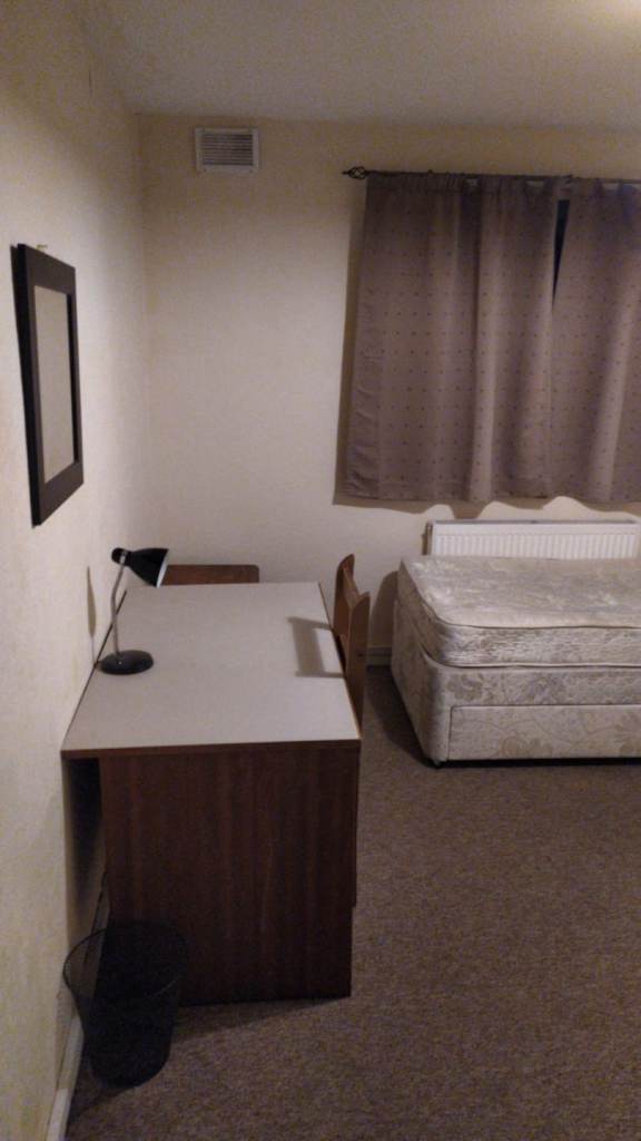 A double room inch area to rent let to student