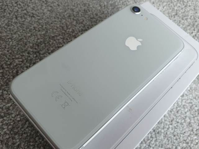 iPhone 8 64GB A1905 MQ6H2B/A finished in silver / white, excellent
