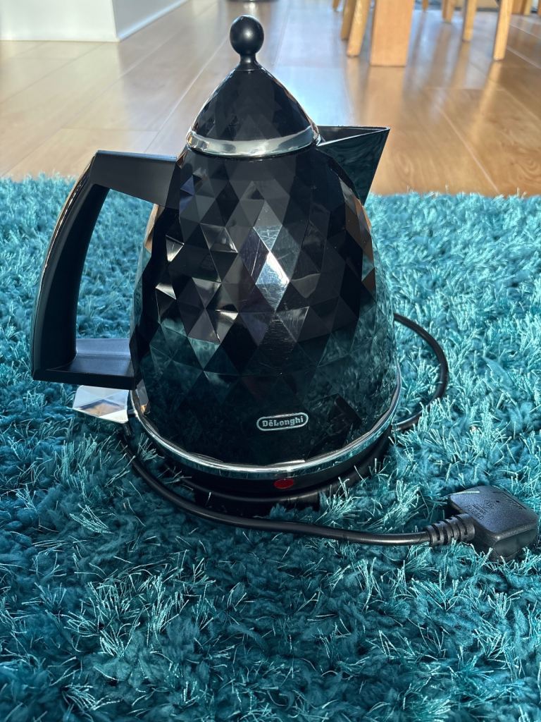 Delonghi Black Kettle 