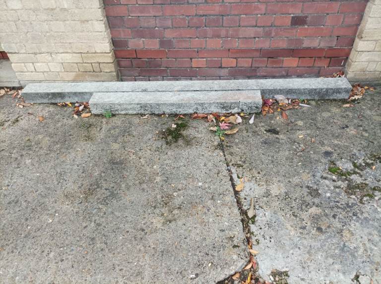 Concrete lintels and curb edgings