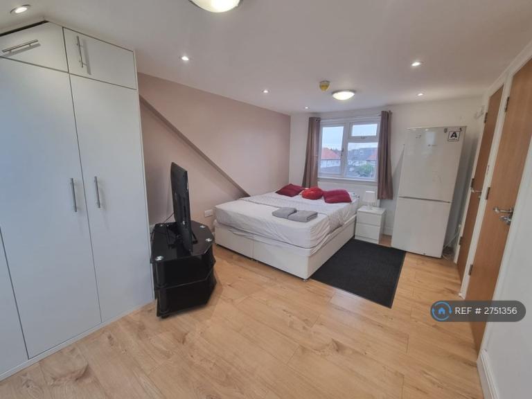 Studio flat in Great West Road, Hounslow, TW5 (#2751356)