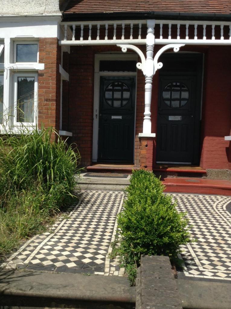Spacious 2 bed upstairs flat for rent - Palmers Green N13 4DR