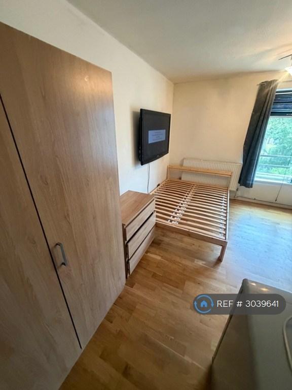 1 bedroom in Shackleton Place, Oldbrook, Milton Keynes, MK6 (#3039641)