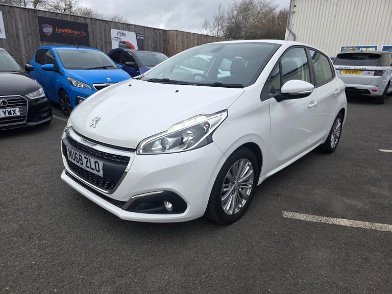 2018 Peugeot 208 1.2 PureTech 82 Signature 5dr [Start Stop] HATCHBACK Petrol Manual
