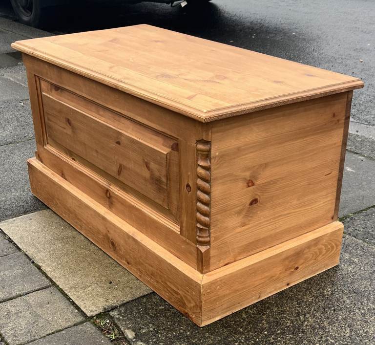 A QUALITY FARMHOUSE STYLE HANDMADE SOLID PINE BLANKET BOX