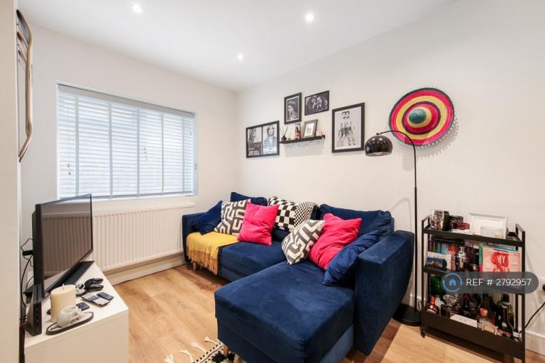 1 bedroom house in Coliston Passage, London, SW18 (1 bed) (#2792957)