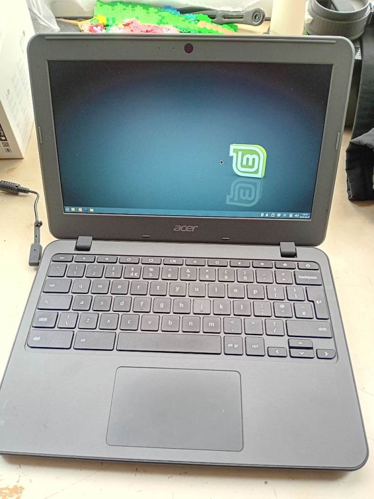 Acer Laptop running Linux Mint (Excellent condition, Brand new battery)