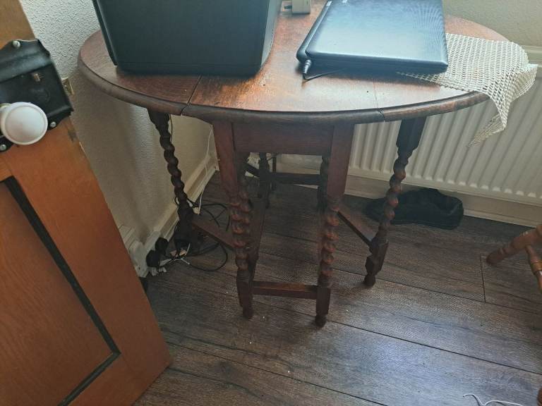 Gate leg table
