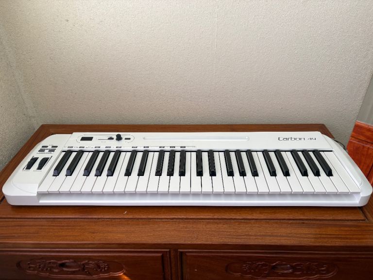 Samson Carbon 49 MIDI Keyboard – Excellent Condition 