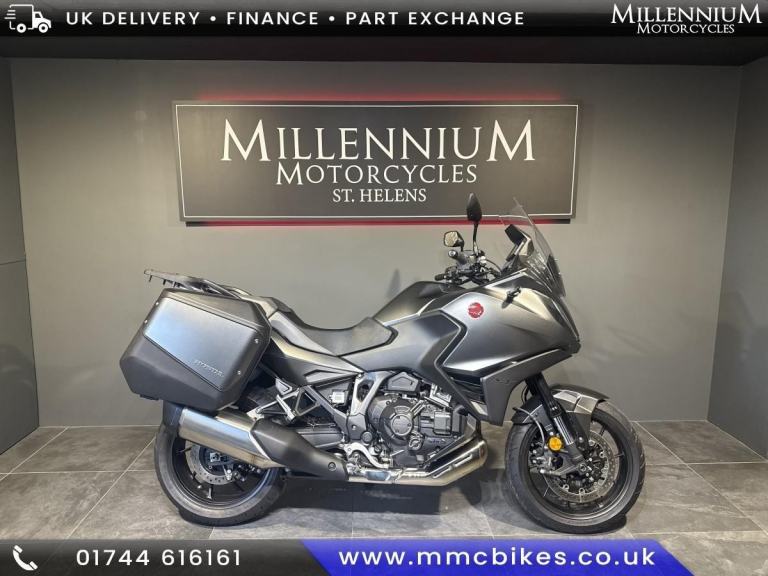 2023 HONDA NT1100 DCT AUTOMATIC TOURING BIKE WITH LUGGAGE AND ONLY 761 MILES.