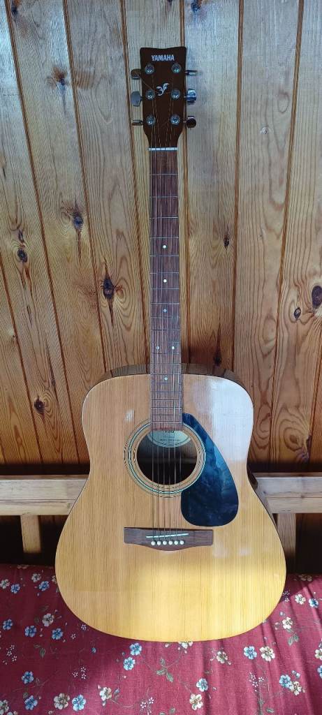 Yamaha F310 Acoustic Guitar with Gig Bag – Good Condition