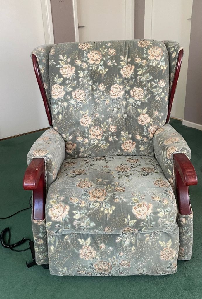 Electric Rise and Recliner Armchair with Rose Pattern - Good Condition