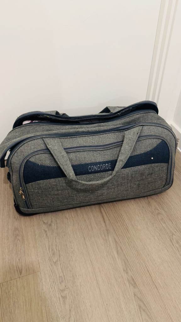 Large Grey Travel Suitcase with Wheels & pull out handle – 69cm x 34cm x 34cm