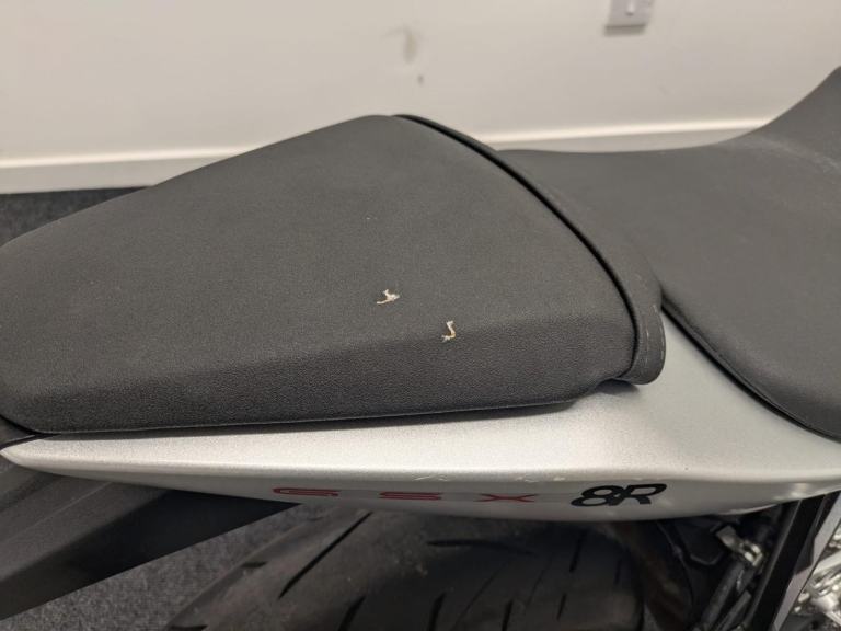 SUZUKI GSX8R ** FULL DOCUMENTED SERVICE HISTORY - QUICK SHIFT - BOTH BOOKS **